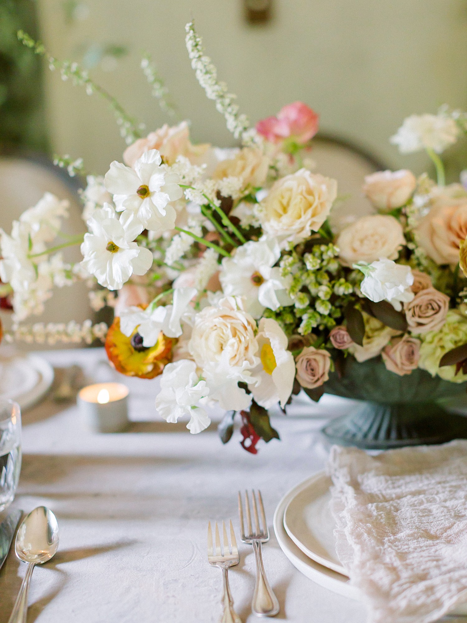 Wedding arrangement at the Swan House in Atlanta Ga photographed by Atlanta elopement photographer Emily Fleming with EHF Photography.