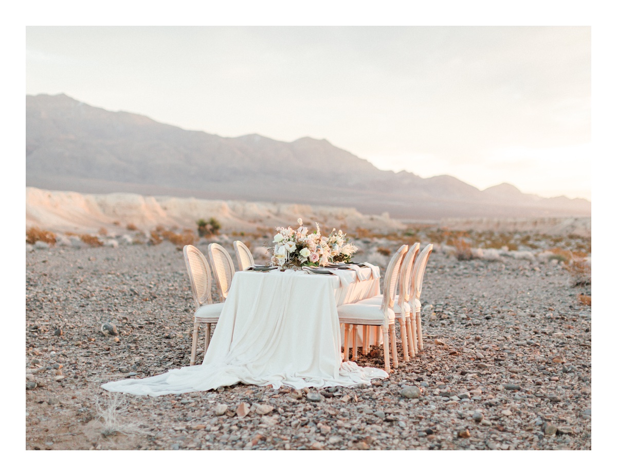 A beautiful table setting in the mountains for a las vegas elopement. Here are 10 things you need to know before you elope. 